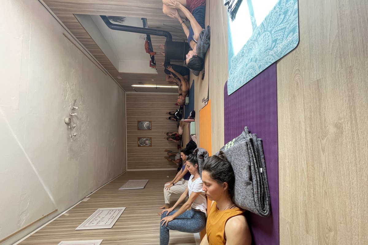 La sala de Espacio Amarillo llena durante el retiro de Fundamentos de Ashtanga Yoga